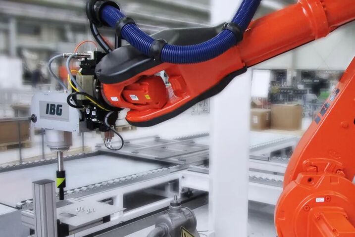 Gripping technology - CFRP machining with ultrasonic cutting head from IBG