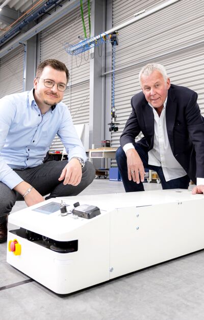 40 Jahre IBG: Geschäftsführer Matthias und Matthias Fabian Goeke mit dem fahrerlosen Transportsystem „FC450“