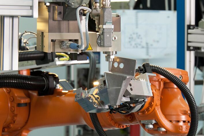 Fügetechnik - Automatisiertes Kleben durch industrielle Robotik von IBG