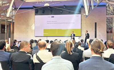 H2Giga-Statuskonferenz: Benedikt Ebert, Projektmanagement F&E, bei seinem Impulsvortrag vor Fachpublikum in Berlin
